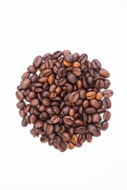 Beyaz arkaplanda kahve çekirdeği