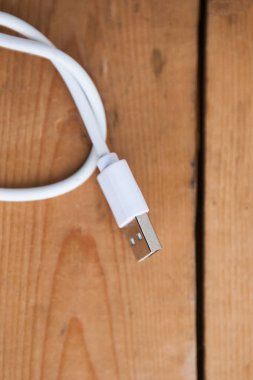 Ahşap arkaplanda beyaz Usb kablosu