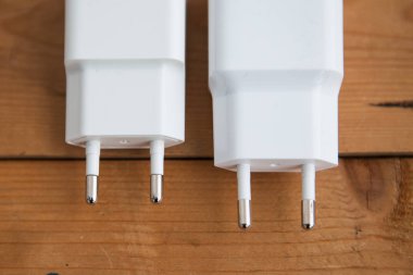 İki beyaz elektrik konektörü