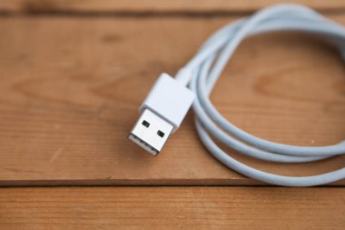 Ahşap arkaplanda beyaz Usb kablosu