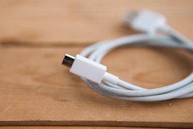 Ahşap arkaplanda beyaz Usb kablosu