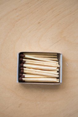 Tahta arka plandaki kutuda kibritler