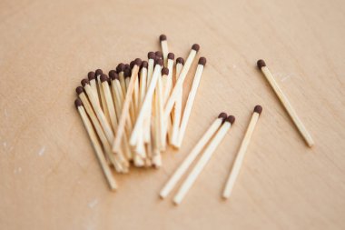 Ahşap arkaplanda kibritler