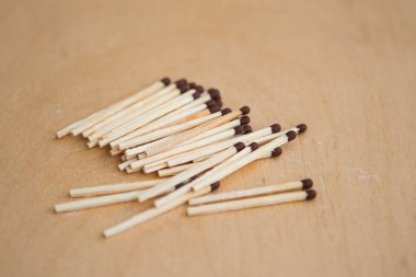 Ahşap arkaplanda kibritler