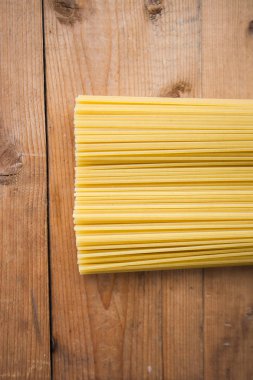 Spagetti ahşap arka plan üzerinde