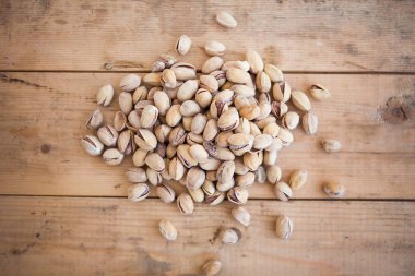 Ahşap zeminde tabanca (fındık), düz yatıyordu