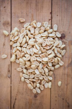 Ahşap arka planda fıstık demeti