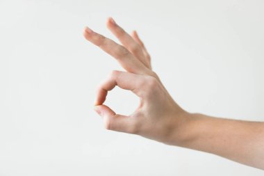 Beyaz arka planda parmağınla Tamam 'ı imzala