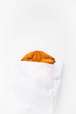 Beyaz çantada keklik. 