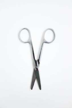 Beyaz arkaplanda makas