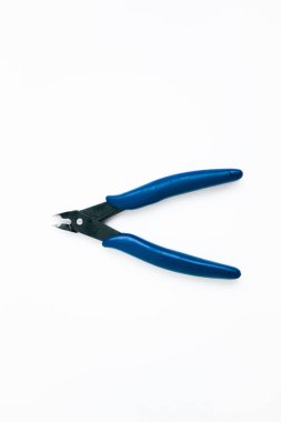 Beyaz arka planda mavi meme uçları