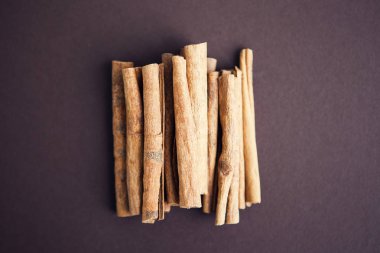 Tarçın kahverengi zemin üzerinde