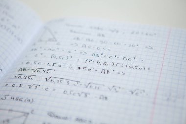 Öğrencinin defterindeki notlar, matematiksel denklemler