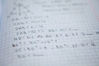 Öğrencinin defterindeki notlar, matematiksel denklemler