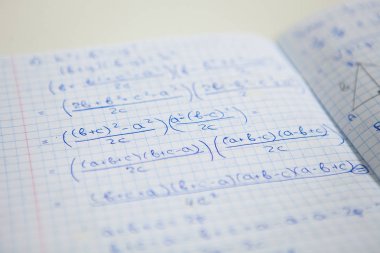 Öğrencinin defterindeki notlar, matematiksel denklemler