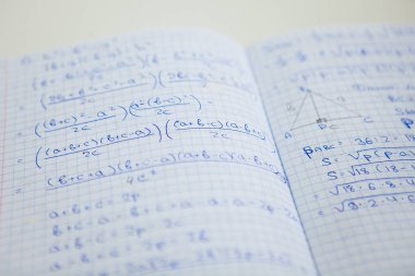 Öğrencinin defterindeki notlar, matematiksel denklemler