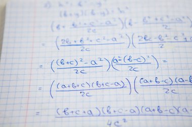 Öğrencinin defterindeki notlar, matematiksel denklemler