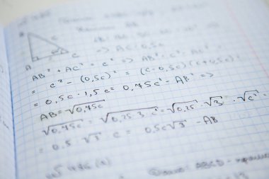 Öğrencinin defterindeki notlar, matematiksel denklemler