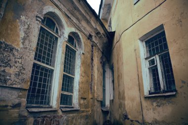 Eski püskü evin köşesinde.