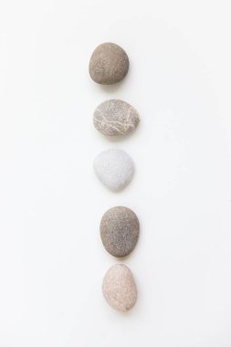 Beyaz arkaplanda beş çakıl taşı dizisi