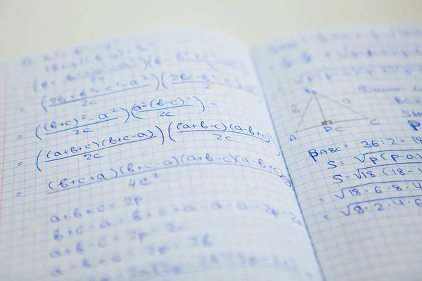 Öğrencinin defterindeki notlar, matematiksel denklemler