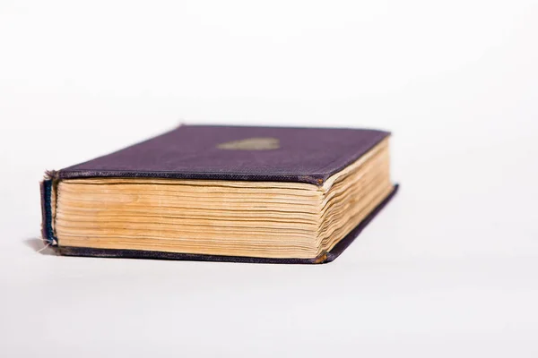beyaz zemin üzerine eski kitap