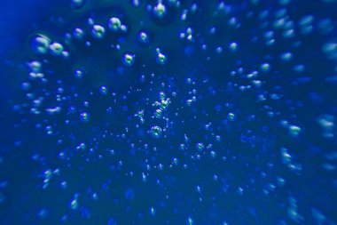 Kabarcıklar ile koyu mavi arka plan