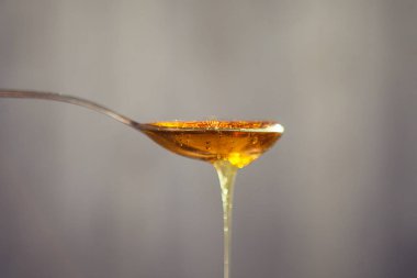 Kaşık gelen damlayan bal 