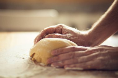 Adamın elleri tahta da hamur yoğuruyor