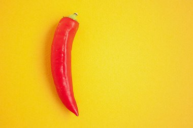 Sarı arka planda kırmızı biber