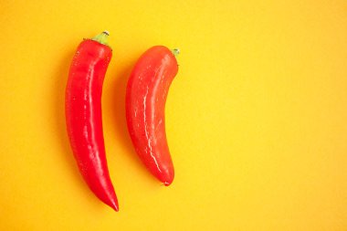 Sarı zemin üzerine kırmızı biber