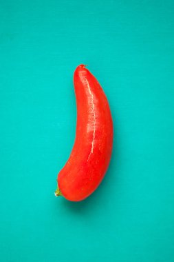 Turquois arka planda kırmızı biber