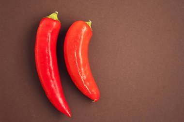 kahverengi arka plan üzerinde kırmızı biber