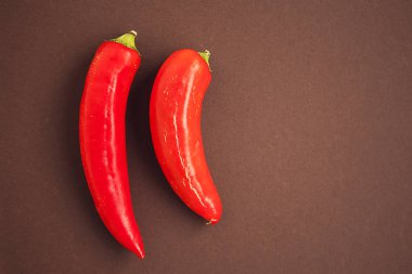 kahverengi arka plan üzerinde kırmızı biber
