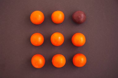 Neşeli domates kahverengi arka plan, yaratıcı düzeni izole