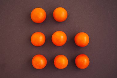 Neşeli domates kahverengi arka plan, yaratıcı düzeni izole