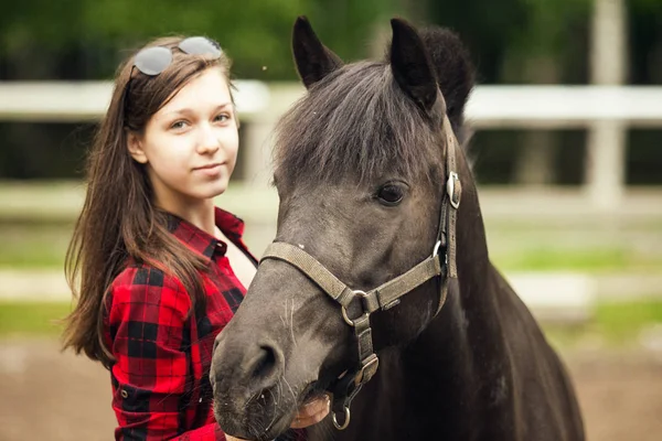 Chica Joven Caballo Negro Cerca Retrato Niña Caballo Negro —  Fotos de Stock