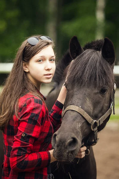 Chica Joven Caballo Negro Cerca Retrato Niña Caballo Negro —  Fotos de Stock