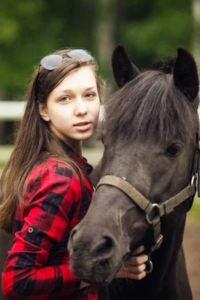 Chica Joven Caballo Negro Cerca Retrato Niña Caballo Negro —  Fotos de Stock