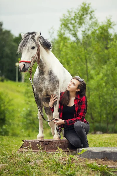 Mladá Dívka Její Kůň — Stock fotografie