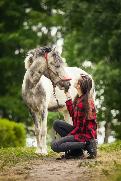 Jong Meisje Met Haar Paard — Stockfoto