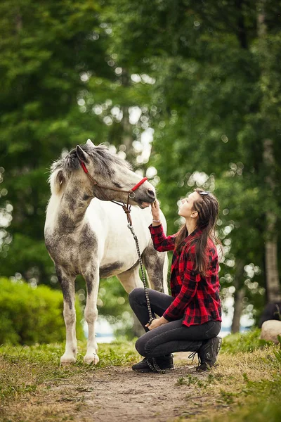 Jong Meisje Met Haar Paard — Stockfoto