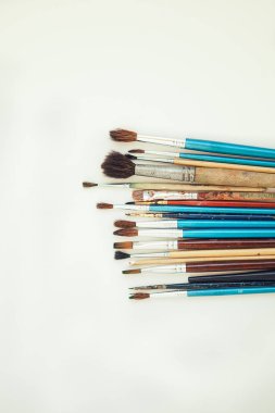 Beyaz arka plandaki boya fırçaları kümesi