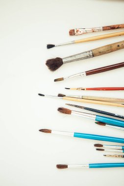 Beyaz arka plandaki boya fırçaları kümesi