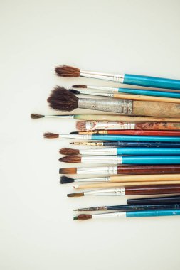 Beyaz arka plandaki boya fırçaları kümesi