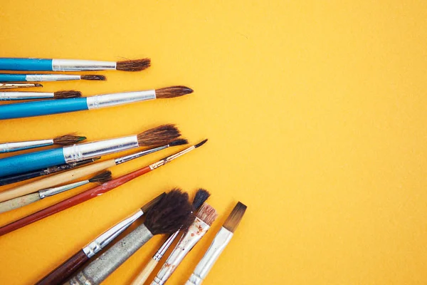 Conjunto Pinceles Sobre Fondo Amarillo — Foto de Stock