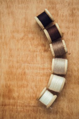 Metin için kopyalama alanı ile doku arka plan için kopyalama alanı ile ahşap arka plan üzerinde iplik kümesi