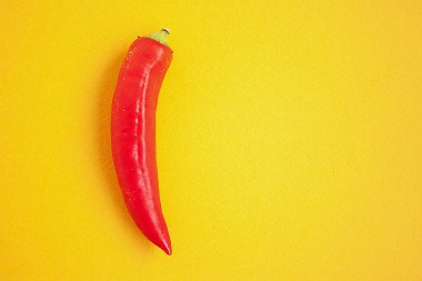 Sarı arka planda bir kırmızı biber