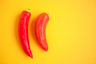Sarı arka planda kırmızı biber seti