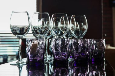 gözlük bir restoranda alkollü içecekler